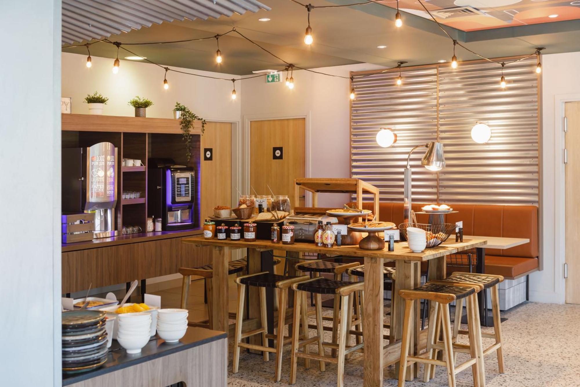 Ibis Lyon Est Meyzieu Hotel Kültér fotó